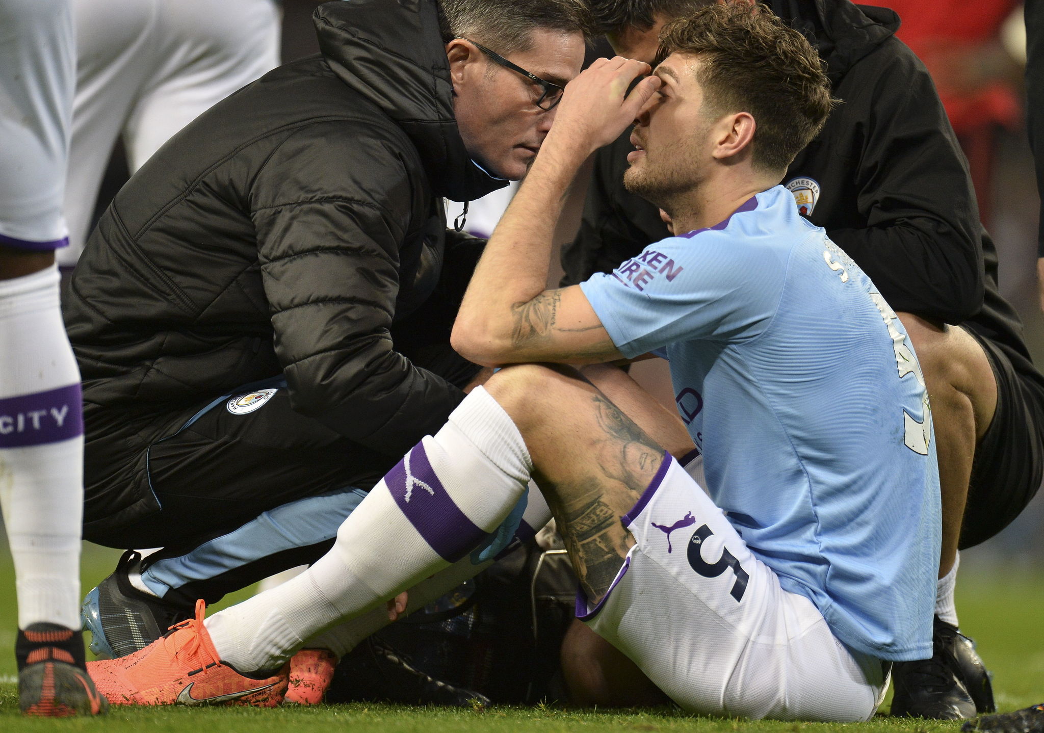 <HIT>Manchester</HIT> (<HIT>United</HIT> Kingdom), 07/12/2019.- <HIT>Manchester</HIT> Citys John Stones receives medical attention during the English Premier League soccer match between <HIT>Manchester</HIT><HIT>United</HIT> and <HIT>Manchester</HIT> City held at the Etihad Stadium, <HIT>Manchester</HIT>, Britain 07 December 2019. (Reino Unido) EFE/EPA/PETER POWELL EDITORIAL USE ONLY. No use with unauthorized audio, video, data, fixture lists, club/league logos or live services. Online in-match use limited to 120 images, no video emulation. No use in betting, games or single club/league/player publications
