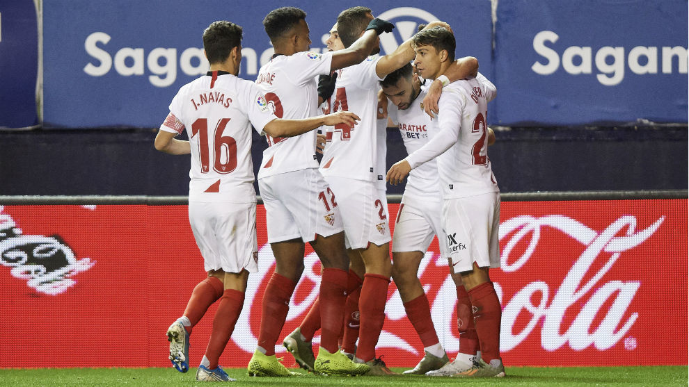 Los jugadores del Sevilla celebran el tanto de Munir (24) ante...
