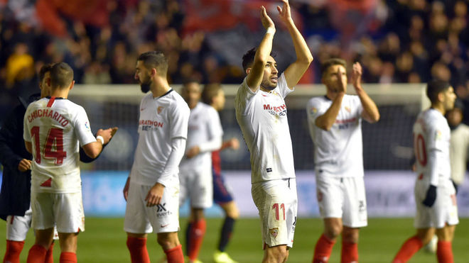 Los jugadores del Sevilla agradecen el apoyo.