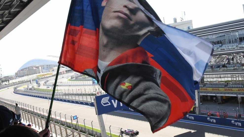 Una bandera con el rostro de Kvyat y su Toro Rosso, en Sochi.