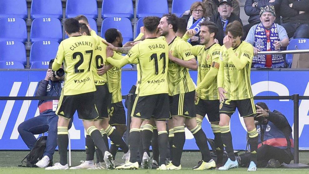 Los jugadores del Real Zaragoza celebran el primer gol ante el...