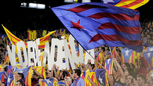 Aficionados en el Camp Nou pidiendo la independencia.
