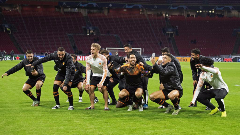 Los jugadores celebran la victoria con la afición en el Johan Cruyff...