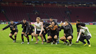 Los jugadores celebran la victoria con la aficin en el Johan Cruyff...