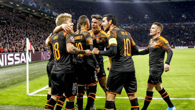 Los jugadores del Valencia celebran el gol de Rodrigo en msterdam.