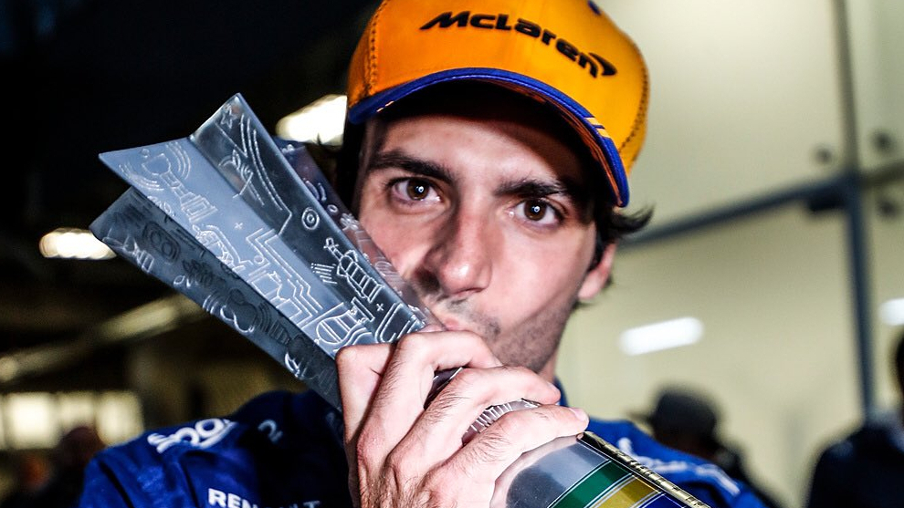 Carlos Sainz celebra su podio en Interlagos.
