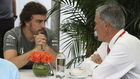 Alonso y Carey, charlando durante un gran premio de F1.