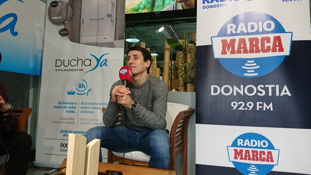 Oyarzabal, durante la entrevista con Radio MARCA Donostia en las...