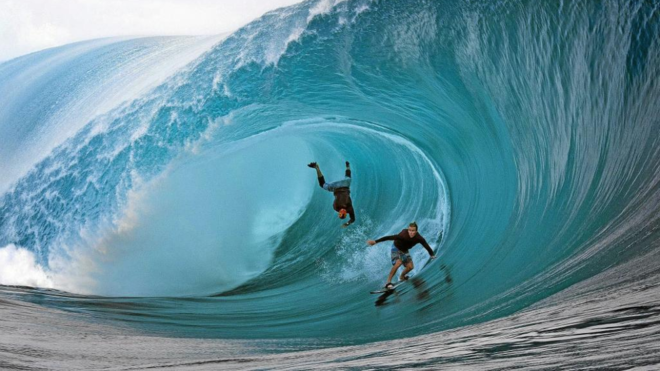 Garrett McNamara y Mark Healey surfeando en Tahit