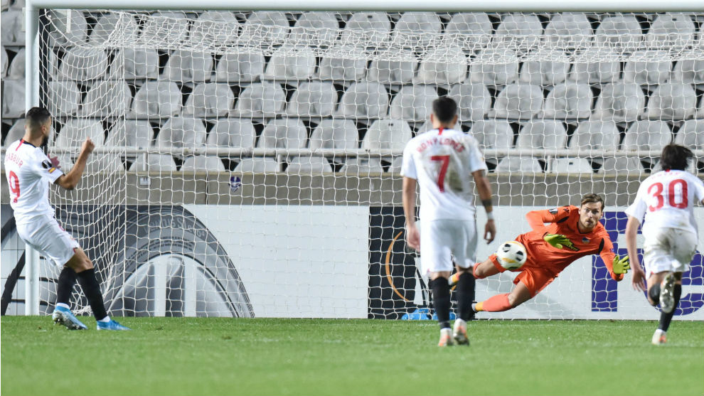 Imagen del penalti fallado por Dabbur (27) frente al Nicosia.