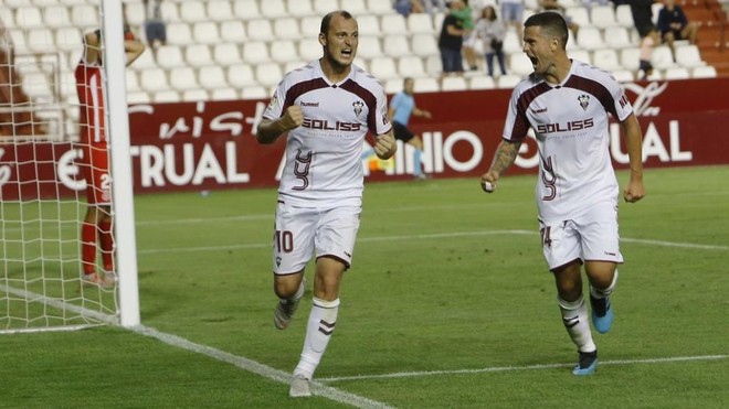 Zozulia celebra un gol con el Albacete en el partido ante el Girona.