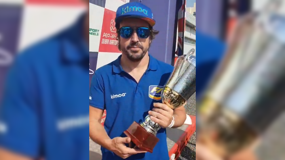 Fernando Alonso celebra el podio en las 24 Horas de Karting de Dubi.