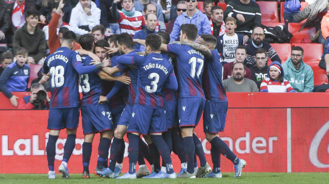 La plantilla del levante celebra el gol de la victoria en Granada.