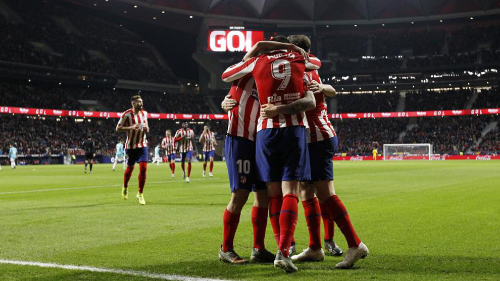 Morata celebra el gol con sus compaeros.