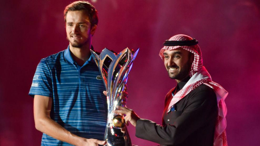 Medvedev recibe el trofeo de Diriyah Tennis Cup
