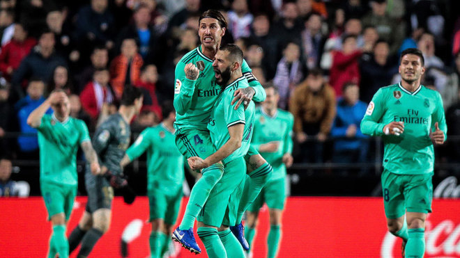 Ramos y Benzema celebran el gol del empate en Mestalla.