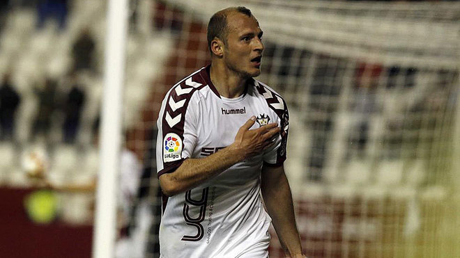 Zozulia celebra un gol con la camiseta del Albacete.