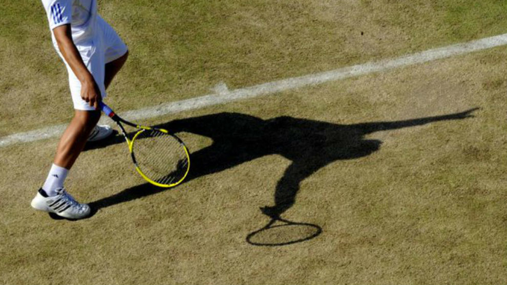 La sombra de un tenista en el momento del saque