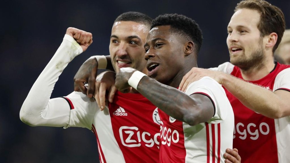 Ziyech, Quincy Promes y Daley Blind celebran un gol del Ajax.