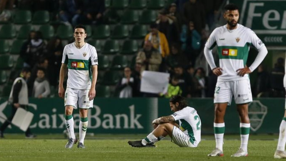 Los jugadores del Elche, desolados tras la derrota ante Las Palmas