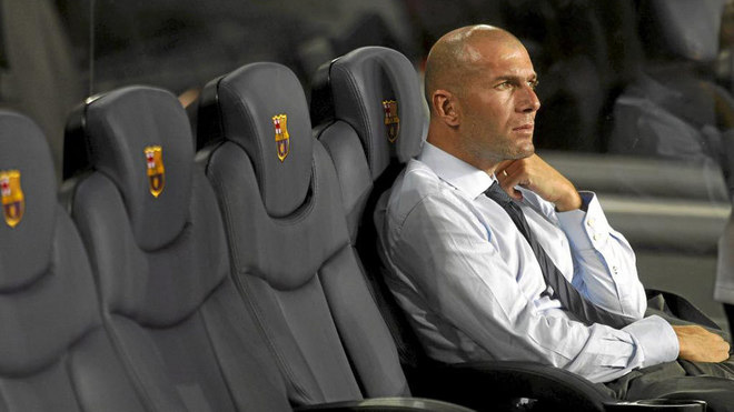 Zidane, en el banquillo del Camp Nou.