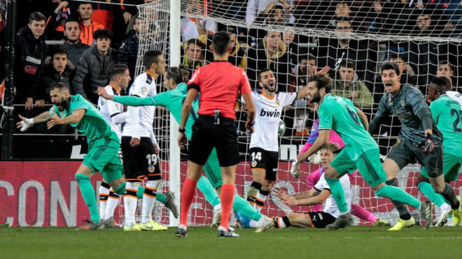 Los jugadores del Madrid celebran el gol de Benzema en Mestalla