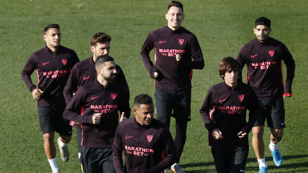 Varios jugadores del Sevilla, en un entrenamiento.