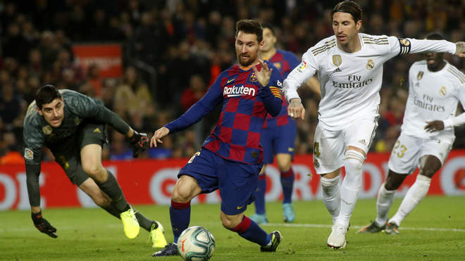 Ramos intenta evitar un remate de Messi en una accin del Clsico.