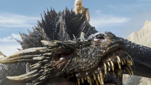 Daenerys Targaryen a lomos de Drogon