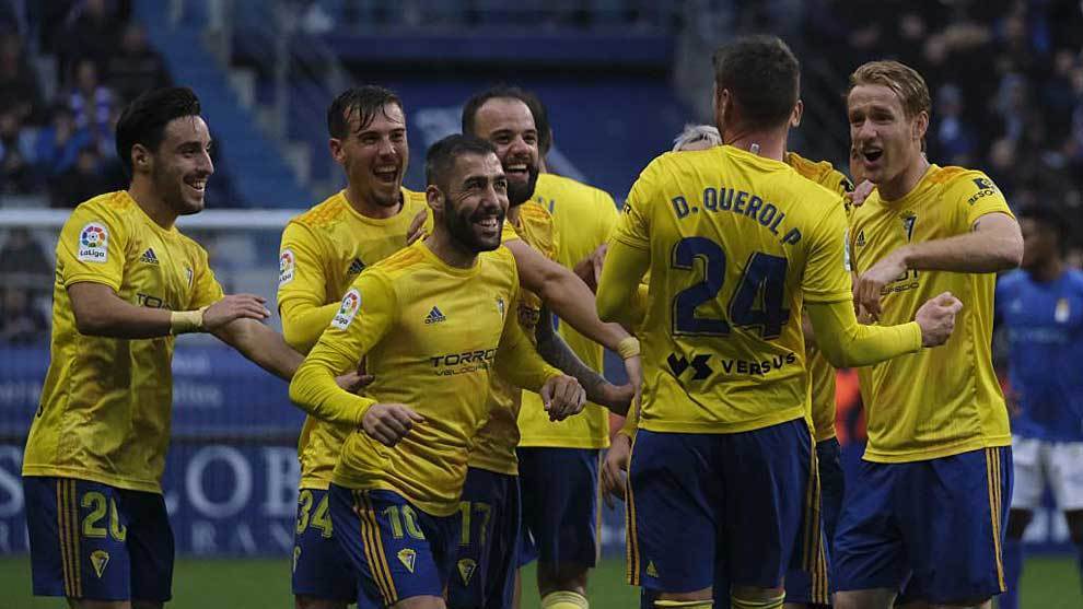 Querol celebra con sus compaeros el segundo gol amarillo en Oviedo