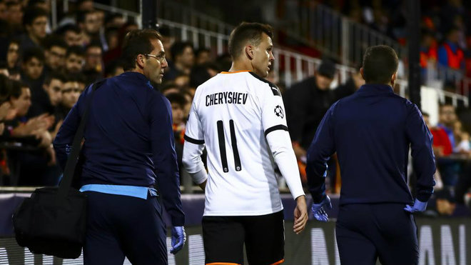 Cheryshev se retira lesionado en el partido ante el Lille.