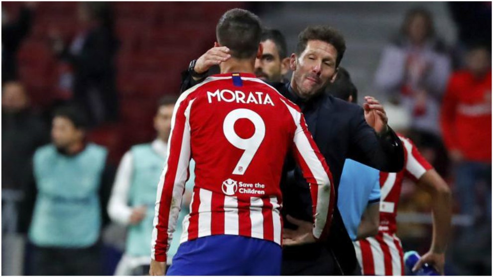 Simeone se abraza a Morata en un encuentro en el Metropolitano