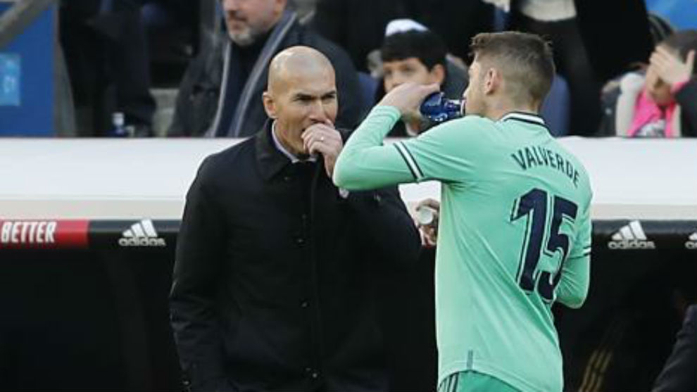 Zidane charla con Valverde durante un partido del Real Madrid en el...