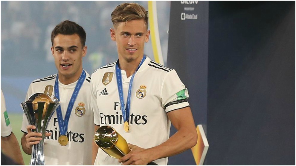 Llorente with the Club World Cup MVP prize in 2018