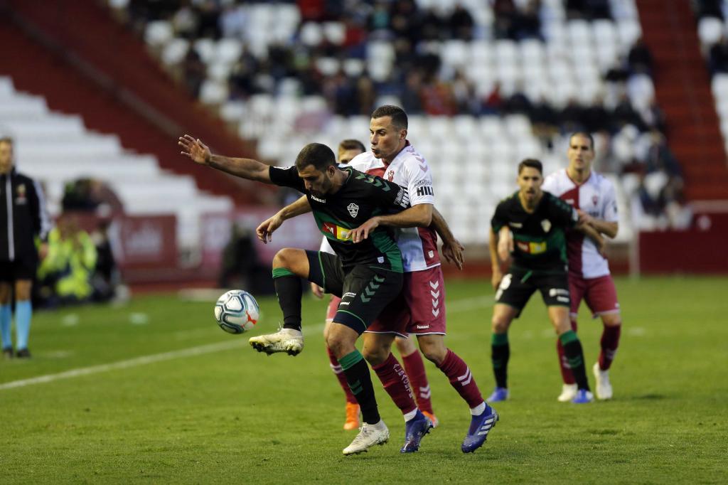 Yacine Qasmi, autor del gol decisivo, es presionado por Karim  Azamoum