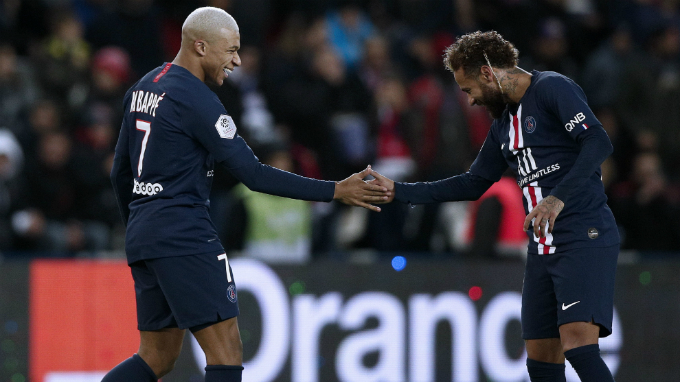 Mbapp y Neymar se felicitan tras anotar uno de los cuatro goles al...