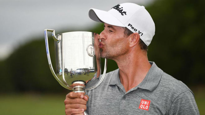 Adam Scott besa el trofeo de campen de la PGA Australiana.