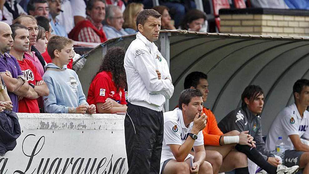 Miroslav Djukic, en un partido ante el Sporting al frente del...