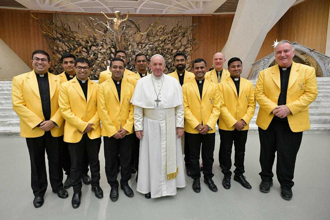 El Papa Francisco posa junto al equipo de críquet del Vaticano, el...