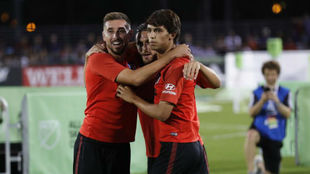 Herrera se abraza con Joao Flix y Koke.