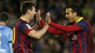 Pedro celebra un gol con Messi.