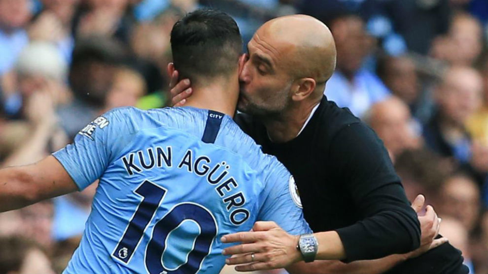 Guardiola besa a Agero.