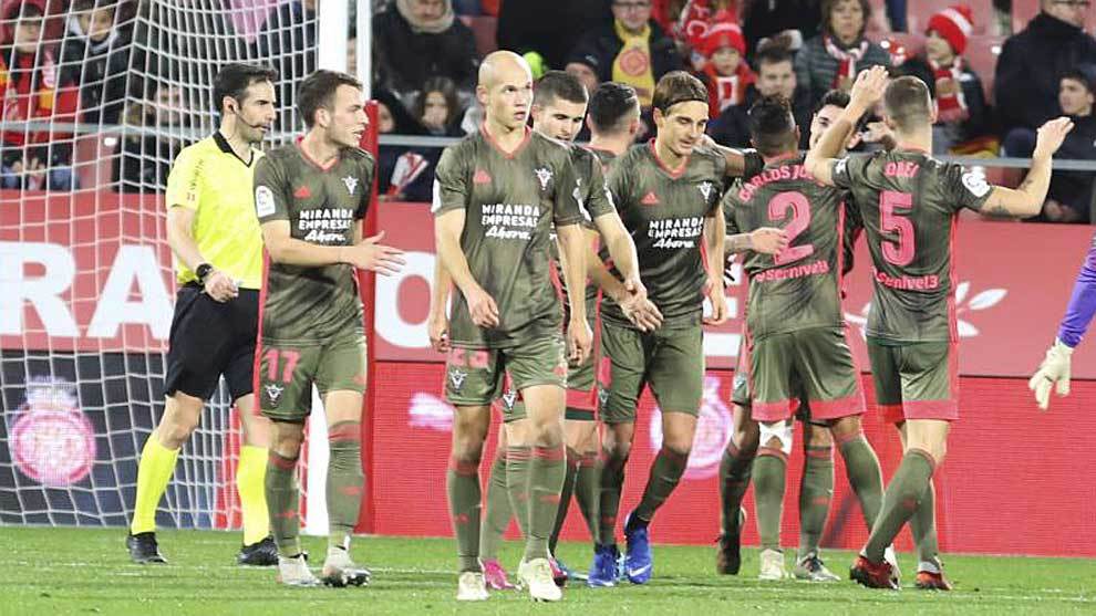 Los jugadores del Mirands celebran uno de sus tres goles en Girona