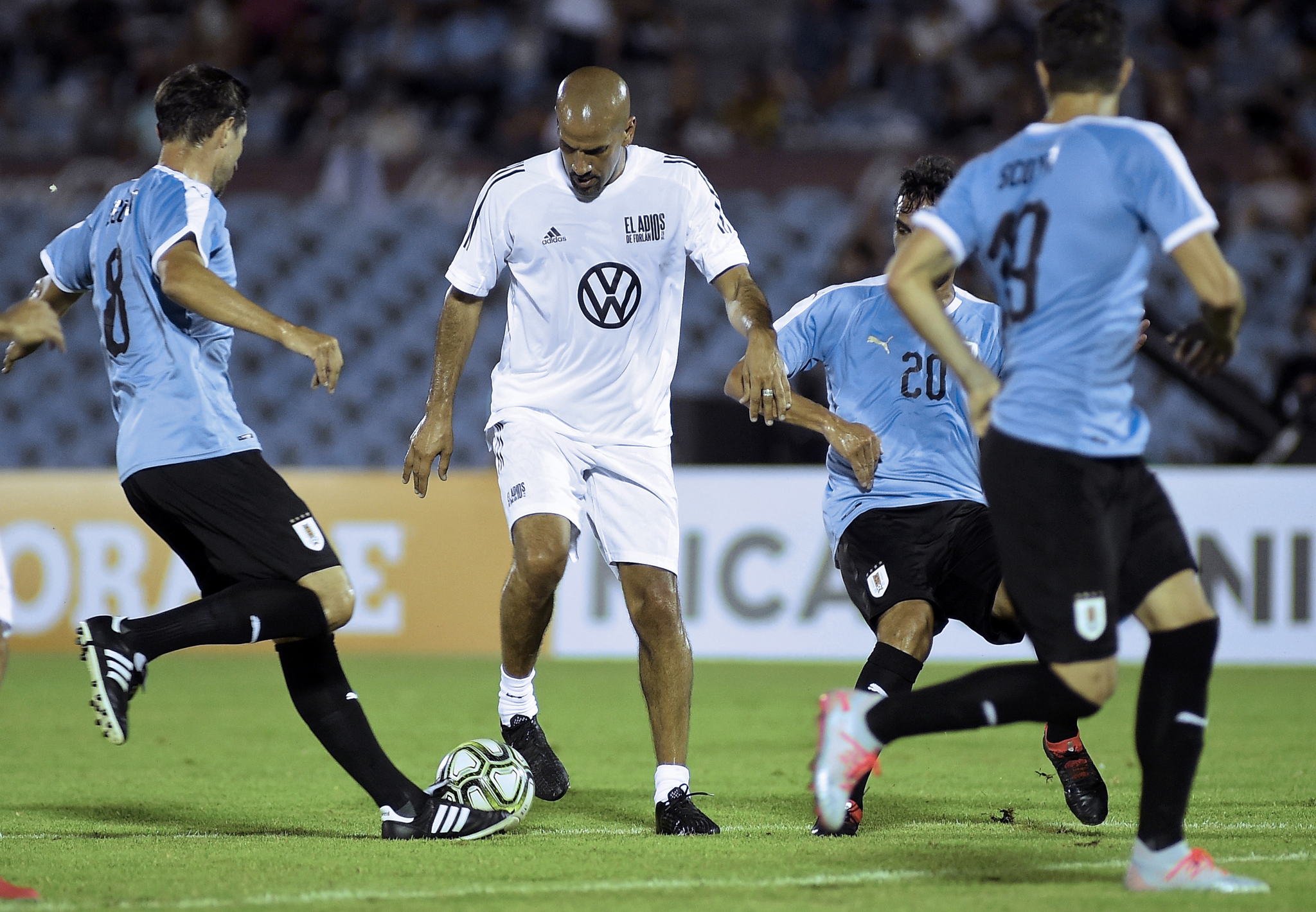 Diego Forlán termina su carrera como futbolista profesional con un espectacular homenaje