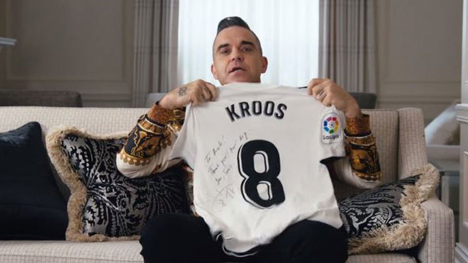Robbie Williams, posando con la camiseta que le regaló Toni Kroos