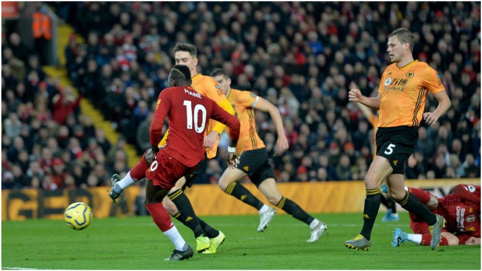 Sadio Man anota el 1-0 contra el Liverpool.