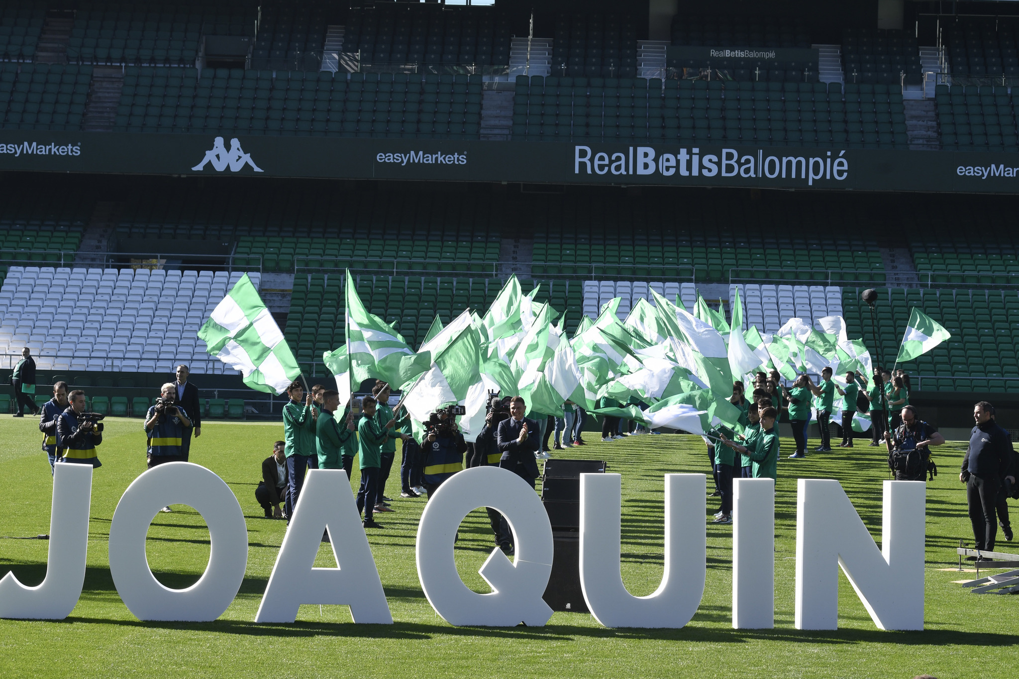 ACTO DEL REAL <HIT>BETIS</HIT> BALOMPIE POR LA RENOVACION DEL JUGADOR JOAQUIN SANCHGEZ