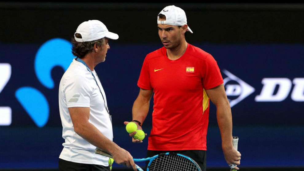Rafa Nadal y Francis Roig dialogan durante un entrenamiento en Perth.