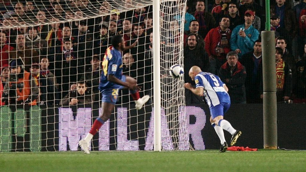 De la Pea, en la accin de uno de los dos goles en el Camp Nou.