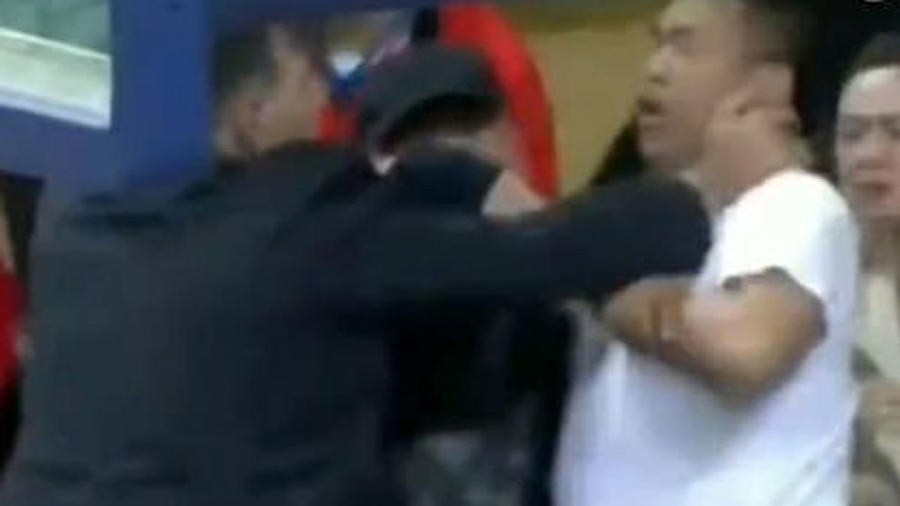 ¡A golpes! Un entrenador de la liga china se enfrasca a bofetadas con un aficionado